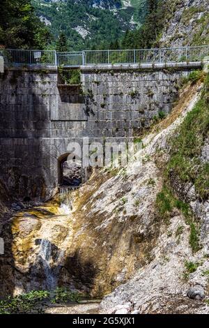 Die Theresienklause im oberen Teil der Almbachklamm im Berchtesgadener Land ist ein beliebtes Ausflugsziel für viele Urlauber Stockfoto