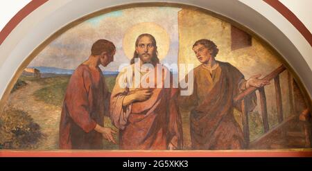 WIEN, AUSTIRA - 18. JUNI 2021: Das Fresko Jesu mit den Jüngern des Emausy in der Herz Jesu Kirche Anfang 20. Jh. Stockfoto