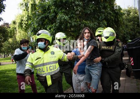 Bogota, Kolumbien. Juni 2021. Ein Demonstranten, der von der kolumbianischen Bereitschaftspolizei (ESMAD) verhaftet wurde, als die Einwohner von Fontanar - Suba in Bogota, Kolumbien, protestierten und gegen die kolumbianische Bereitschaftspolizei (Escuadron Movil Antidisturbios ESMAD) gegen den Besuch des kolumbianischen Präsidenten Ivan Duque Marquez in einem Park, in dem Bogotas U-Bahn-System gebaut wird, kollidierten. Inmitten von zwei Monaten regierungsfeindlicher Proteste gegen den Präsidenten Ivan Duque Marquez, Ungleichheiten und Polizeiunruhen während der Proteste am 29. Juni 2021. Kredit: Long Visual Press/Alamy Live Nachrichten Stockfoto