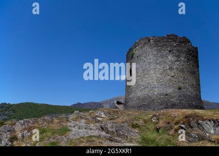 Dolbadarn Castle in Llanberis, Gwynedd, Nordwales. Mittelalterliche Burg auf einem Hügel mit blauem Himmel Stockfoto