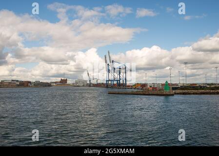 Der Hafen von Kopenhagen vom Wasser aus gesehen an einem Tag im Sommer Stockfoto