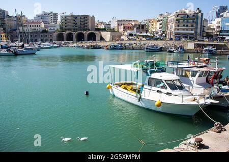 Seehafen mit Parkplatz boats.in Heraklion, Kreta, Griechenland Stockfoto