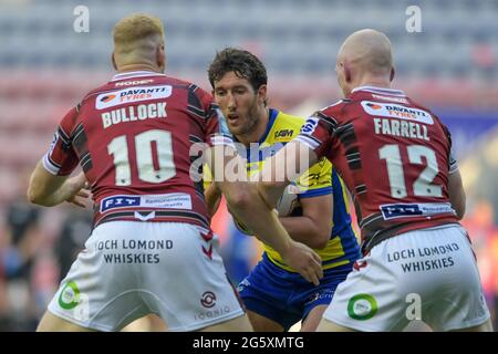 Stefan Ratchford (1) von Warrington Wolves wird von Joe Bullock (10) von Wigan Warriors und Liam Farrell (12) von Wigan Warriors angegangen Stockfoto