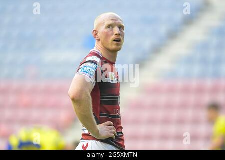 Liam Farrell (12) von Wigan Warriors schaut auf das Punktebrett Stockfoto