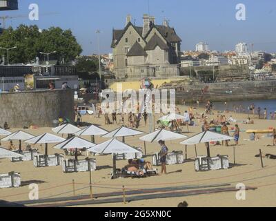 Cascais, Lissabon Portugal. 30. Juni 2021. (INT) Bewegung der Badegäste am Strand von Conceicao in Portugal. 30. Juni 2021, Cascais, Portugal: Bewegung der Badegäste am Strand von Conceicao, im Bezirk Cascais, am Mittwoch (30). Aufgrund des großen Windes ist der Ort bei Surfern, Kitesurfern und Windsurfern sehr beliebt. Quelle: Edson de Souza/TheNews2 Quelle: Edson De Souza/TheNEWS2/ZUMA Wire/Alamy Live News Stockfoto