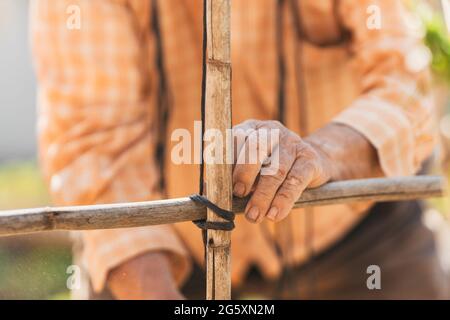 Detaillierte Ansicht der Hände älterer Menschen bei der Arbeit. Selektiver Fokus. Stockfoto