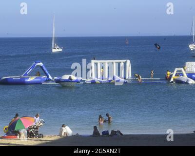 Cascais, Lissabon Portugal. 30. Juni 2021. (INT) Bewegung der Badegäste am Strand von Conceicao in Portugal. 30. Juni 2021, Cascais, Portugal: Bewegung der Badegäste am Strand von Conceicao, im Bezirk Cascais, am Mittwoch (30). Aufgrund des großen Windes ist der Ort bei Surfern, Kitesurfern und Windsurfern sehr beliebt. Quelle: Edson de Souza/TheNews2 Quelle: Edson De Souza/TheNEWS2/ZUMA Wire/Alamy Live News Stockfoto