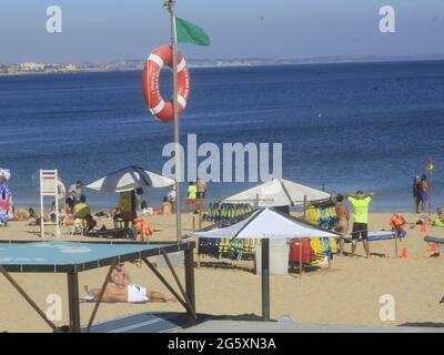 Cascais, Lissabon Portugal. 30. Juni 2021. (INT) Bewegung der Badegäste am Strand von Conceicao in Portugal. 30. Juni 2021, Cascais, Portugal: Bewegung der Badegäste am Strand von Conceicao, im Bezirk Cascais, am Mittwoch (30). Aufgrund des großen Windes ist der Ort bei Surfern, Kitesurfern und Windsurfern sehr beliebt. Quelle: Edson de Souza/TheNews2 Quelle: Edson De Souza/TheNEWS2/ZUMA Wire/Alamy Live News Stockfoto