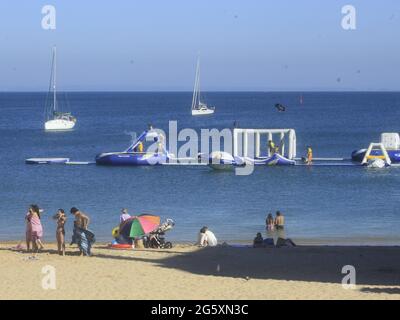 Cascais, Lissabon Portugal. 30. Juni 2021. (INT) Bewegung der Badegäste am Strand von Conceicao in Portugal. 30. Juni 2021, Cascais, Portugal: Bewegung der Badegäste am Strand von Conceicao, im Bezirk Cascais, am Mittwoch (30). Aufgrund des großen Windes ist der Ort bei Surfern, Kitesurfern und Windsurfern sehr beliebt. Quelle: Edson de Souza/TheNews2 Quelle: Edson De Souza/TheNEWS2/ZUMA Wire/Alamy Live News Stockfoto