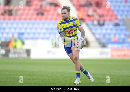 Wigan, Großbritannien. 30. Juni 2021. Blake Austin (6) von Warrington Wolves in Aktion während des Spiels in Wigan, Vereinigtes Königreich am 6/30/2021. (Foto von Simon Whitehead/ SW Foto/News Images/Sipa USA) Quelle: SIPA USA/Alamy Live News Stockfoto