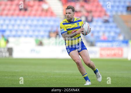 Wigan, Großbritannien. 30. Juni 2021. Blake Austin (6) von Warrington Wolves in Aktion während des Spiels in Wigan, Vereinigtes Königreich am 6/30/2021. (Foto von Simon Whitehead/ SW Foto/News Images/Sipa USA) Quelle: SIPA USA/Alamy Live News Stockfoto