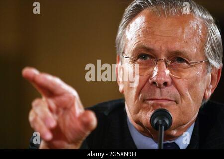 23. Juni 2005 - Washington, DC - Senatoren versammelten sich auf dem Capitol Hill, um den Befehlshaber des US-Zentralkommandos, General John Abizaid, Verteidigungsminister Donald Rumsfeld (im Bild), Der Vorsitzende der Generalstabschefs, General Richard Myers, und der kommandierende General der Multi-National Force-Iraq, General George Casey, sollen während einer Anhörung vor dem Armed Services Committee des Senats Aussagen. Foto: G. Fabiano/Sipa USA/0506241846 Stockfoto