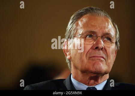 23. Juni 2005 - Washington, DC - Senatoren versammelten sich auf dem Capitol Hill, um den Befehlshaber des US-Zentralkommandos, General John Abizaid, Verteidigungsminister Donald Rumsfeld (im Bild), Der Vorsitzende der Generalstabschefs, General Richard Myers, und der kommandierende General der Multi-National Force-Iraq, General George Casey, sollen während einer Anhörung vor dem Armed Services Committee des Senats Aussagen. Foto: G. Fabiano/Sipa USA/0506241850 Stockfoto