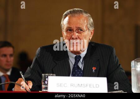 23. Juni 2005 - Washington, DC - Senatoren versammelten sich auf dem Capitol Hill, um den Befehlshaber des US-Zentralkommandos, General John Abizaid, Verteidigungsminister Donald Rumsfeld (im Bild), Der Vorsitzende der Generalstabschefs, General Richard Myers, und der kommandierende General der Multi-National Force-Iraq, General George Casey, sollen während einer Anhörung vor dem Armed Services Committee des Senats Aussagen. Foto: G. Fabiano/Sipa USA/0506241850 Stockfoto