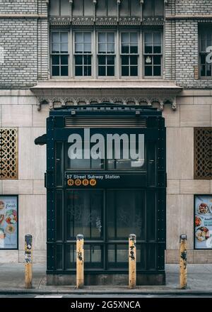 57th Street Metro Station Elevator, Midtown Manhattan, New York, New York Stockfoto