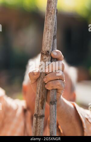 Detaillierte Ansicht der Hände älterer Menschen bei der Arbeit. Selektiver Fokus. Stockfoto