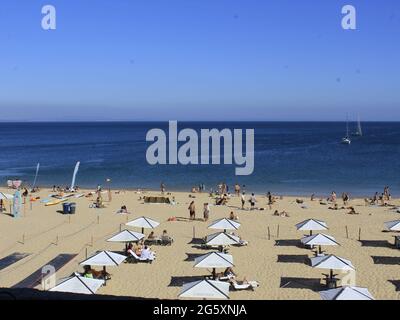 Cascais, Lissabon Portugal. 30. Juni 2021. (INT) Bewegung der Badegäste am Strand von Conceicao in Portugal. 30. Juni 2021, Cascais, Portugal: Bewegung der Badegäste am Strand von Conceicao, im Bezirk Cascais, am Mittwoch (30). Aufgrund des großen Windes ist der Ort bei Surfern, Kitesurfern und Windsurfern sehr beliebt. Quelle: Edson de Souza/TheNews2 Quelle: Edson De Souza/TheNEWS2/ZUMA Wire/Alamy Live News Stockfoto