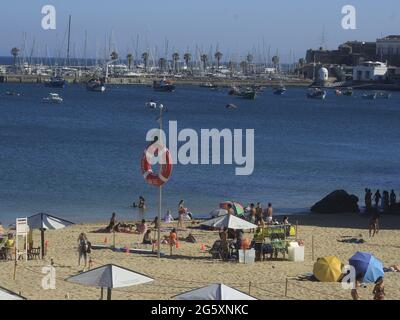 Cascais, Lissabon Portugal. 30. Juni 2021. (INT) Bewegung der Badegäste am Strand von Conceicao in Portugal. 30. Juni 2021, Cascais, Portugal: Bewegung der Badegäste am Strand von Conceicao, im Bezirk Cascais, am Mittwoch (30). Aufgrund des großen Windes ist der Ort bei Surfern, Kitesurfern und Windsurfern sehr beliebt. Quelle: Edson de Souza/TheNews2 Quelle: Edson De Souza/TheNEWS2/ZUMA Wire/Alamy Live News Stockfoto