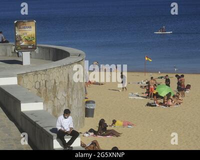 Cascais, Lissabon Portugal. 30. Juni 2021. (INT) Bewegung der Badegäste am Strand von Conceicao in Portugal. 30. Juni 2021, Cascais, Portugal: Bewegung der Badegäste am Strand von Conceicao, im Bezirk Cascais, am Mittwoch (30). Aufgrund des großen Windes ist der Ort bei Surfern, Kitesurfern und Windsurfern sehr beliebt. Quelle: Edson de Souza/TheNews2 Quelle: Edson De Souza/TheNEWS2/ZUMA Wire/Alamy Live News Stockfoto