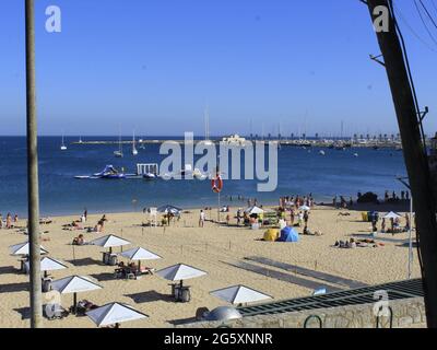 Cascais, Lissabon Portugal. 30. Juni 2021. (INT) Bewegung der Badegäste am Strand von Conceicao in Portugal. 30. Juni 2021, Cascais, Portugal: Bewegung der Badegäste am Strand von Conceicao, im Bezirk Cascais, am Mittwoch (30). Aufgrund des großen Windes ist der Ort bei Surfern, Kitesurfern und Windsurfern sehr beliebt. Quelle: Edson de Souza/TheNews2 Quelle: Edson De Souza/TheNEWS2/ZUMA Wire/Alamy Live News Stockfoto