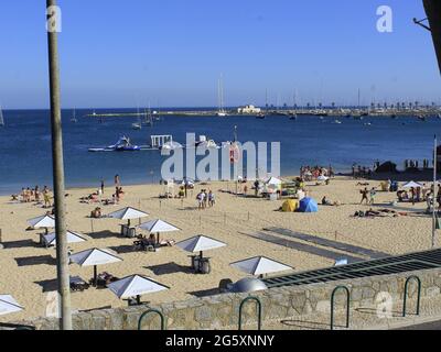 Cascais, Lissabon Portugal. 30. Juni 2021. (INT) Bewegung der Badegäste am Strand von Conceicao in Portugal. 30. Juni 2021, Cascais, Portugal: Bewegung der Badegäste am Strand von Conceicao, im Bezirk Cascais, am Mittwoch (30). Aufgrund des großen Windes ist der Ort bei Surfern, Kitesurfern und Windsurfern sehr beliebt. Quelle: Edson de Souza/TheNews2 Quelle: Edson De Souza/TheNEWS2/ZUMA Wire/Alamy Live News Stockfoto