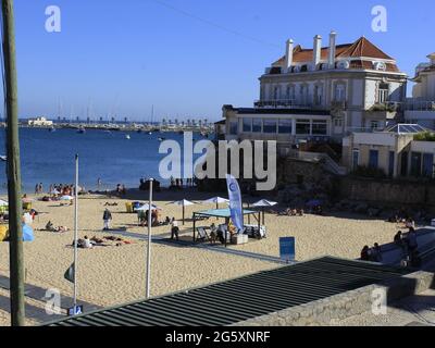 Cascais, Lissabon Portugal. 30. Juni 2021. (INT) Bewegung der Badegäste am Strand von Conceicao in Portugal. 30. Juni 2021, Cascais, Portugal: Bewegung der Badegäste am Strand von Conceicao, im Bezirk Cascais, am Mittwoch (30). Aufgrund des großen Windes ist der Ort bei Surfern, Kitesurfern und Windsurfern sehr beliebt. Quelle: Edson de Souza/TheNews2 Quelle: Edson De Souza/TheNEWS2/ZUMA Wire/Alamy Live News Stockfoto