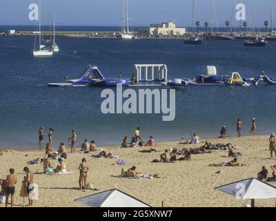 Cascais, Lissabon Portugal. 30. Juni 2021. (INT) Bewegung der Badegäste am Strand von Conceicao in Portugal. 30. Juni 2021, Cascais, Portugal: Bewegung der Badegäste am Strand von Conceicao, im Bezirk Cascais, am Mittwoch (30). Aufgrund des großen Windes ist der Ort bei Surfern, Kitesurfern und Windsurfern sehr beliebt. Quelle: Edson de Souza/TheNews2 Quelle: Edson De Souza/TheNEWS2/ZUMA Wire/Alamy Live News Stockfoto