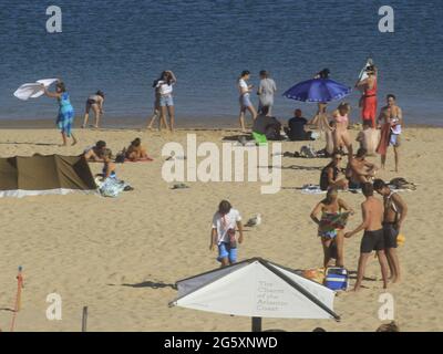 Cascais, Lissabon Portugal. 30. Juni 2021. (INT) Bewegung der Badegäste am Strand von Conceicao in Portugal. 30. Juni 2021, Cascais, Portugal: Bewegung der Badegäste am Strand von Conceicao, im Bezirk Cascais, am Mittwoch (30). Aufgrund des großen Windes ist der Ort bei Surfern, Kitesurfern und Windsurfern sehr beliebt. Quelle: Edson de Souza/TheNews2 Quelle: Edson De Souza/TheNEWS2/ZUMA Wire/Alamy Live News Stockfoto