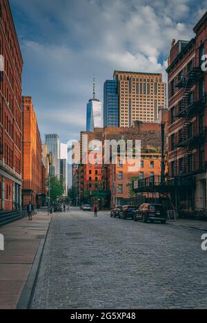 Kopfsteinpflasterstraße mit Blick auf das World Trade Center in Tribeca, Manhattan, New York City Stockfoto