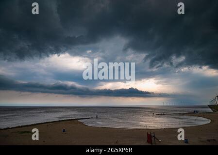 Dunkle, bedrohliche Sturmwolken über einem See Stockfoto