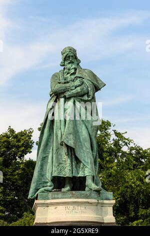 Die Statue von Bela IV auf dem Heldenplatz / Hosok tere in Budapest Stockfoto