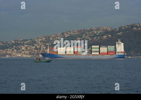 Kastenschiff, Containerschiff, Segeln auf See, Bosporus Stockfoto