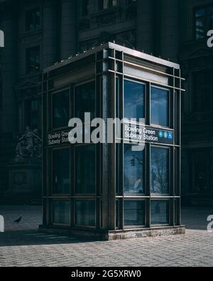 Eingang zum Aufzug der U-Bahn-Station bei Bowling Green, New York, New York Stockfoto