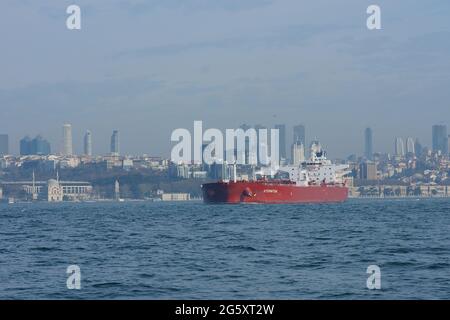 MT, Tankschiff, Schiff, Segeln am Bosporus, Stadtbild im Hintergrund Stockfoto