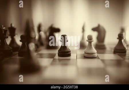 Schachfiguren aus Holz auf dem Schachbrett. Intellektuelles Spiel -Schach. Schachfiguren auf dem Brett. Stockfoto