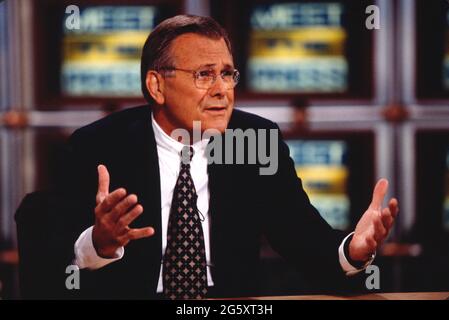 US-Verteidigungsminister Donald Rumsfeld erscheint auf der NBC Show „Meet the Press“ in Washington, DC. Stockfoto