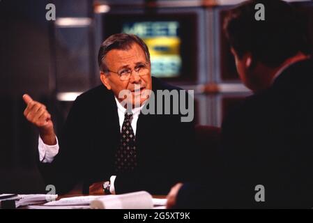 US-Verteidigungsminister Donald Rumsfeld erscheint auf der NBC Show „Meet the Press“ in Washington, DC. Stockfoto