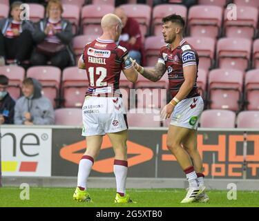 Wigan, Großbritannien. 30. Juni 2021. Oliver Gildart (4) von Wigan Warriors feiert einen Versuch mit Liam Farrell (12) von Wigan Warriors, es 14-24 in Wigan, Großbritannien am 6/30/2021 zu schaffen. (Foto von Simon Whitehead/ SW Foto/News Images/Sipa USA) Quelle: SIPA USA/Alamy Live News Stockfoto