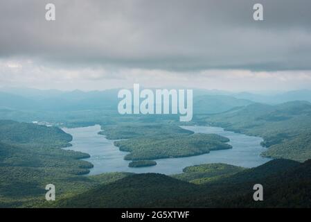 Blick auf Lake Placid vom Whiteface Mountain in den Adirondack Mountains, New York Stockfoto