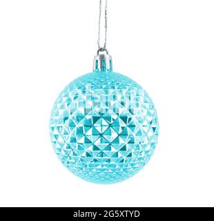 Hängende blau glänzende Weihnachtskugel isoliert auf weißem Hintergrund. Stockfoto