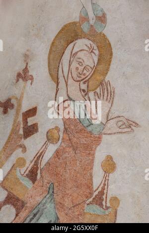Altes Wandbild der Jungfrau Maria im Moment der Verkündigung und der heilige Geist kommt wie eine Taube, Skibby, Dänemark, 28. Juni 2021 Stockfoto