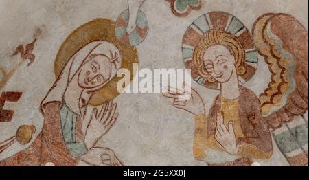 Verkündigung an die selige Jungfrau Maria, der Herr ist mit dir, ein altes gotisches Wandgemälde in der Kirche von Skibby, Dänemark, 28. Juni 2021 Stockfoto