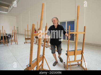 Prag, Tschechische Republik, 30. Juni 2021: Etwa zwanzig tschechische Künstler unter der Leitung von Jiri David protestierten gegen das ungenutzte Potenzial der Nationalgalerie in Prag (NGP) am Sitz der Galerie, dem Messepalast in Prag, Tschechische Republik, am 30. Juni 2021, und ihr "positiver Widerstand" wollte unter anderem auf die leeren Räume der Galerie hinweisen. Die protestierenden Künstler, darunter Jaroslav Rona, Frantisek Skala, Veronika Holcova und Pavel Opocensky, brachten ihre Werke auf den Hof des Messepalastes und ließen einen Teil davon dort zurück. Quelle: CTK/Alamy Live News Stockfoto