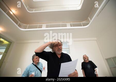 Prag, Tschechische Republik, 30. Juni 2021: Etwa zwanzig tschechische Künstler unter der Leitung von Jiri David protestierten gegen das ungenutzte Potenzial der Nationalgalerie in Prag (NGP) am Sitz der Galerie, dem Messepalast in Prag, Tschechische Republik, am 30. Juni 2021, und ihr "positiver Widerstand" wollte unter anderem auf die leeren Räume der Galerie hinweisen. Die protestierenden Künstler, darunter Jaroslav Rona, Frantisek Skala, Veronika Holcova und Pavel Opocensky, brachten ihre Werke auf den Hof des Messepalastes und ließen einen Teil davon dort zurück. Quelle: CTK/Alamy Live News Stockfoto