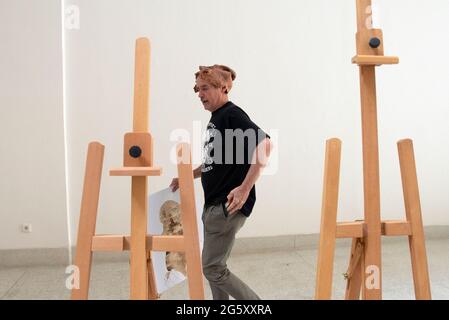 Prag, Tschechische Republik, 30. Juni 2021: Etwa zwanzig tschechische Künstler unter der Leitung von Jiri David protestierten gegen das ungenutzte Potenzial der Nationalgalerie in Prag (NGP) am Sitz der Galerie, dem Messepalast in Prag, Tschechische Republik, am 30. Juni 2021, und ihr "positiver Widerstand" wollte unter anderem auf die leeren Räume der Galerie hinweisen. Die protestierenden Künstler, darunter Jaroslav Rona, Frantisek Skala, Veronika Holcova und Pavel Opocensky, brachten ihre Werke auf den Hof des Messepalastes und ließen einen Teil davon dort zurück. Quelle: CTK/Alamy Live News Stockfoto