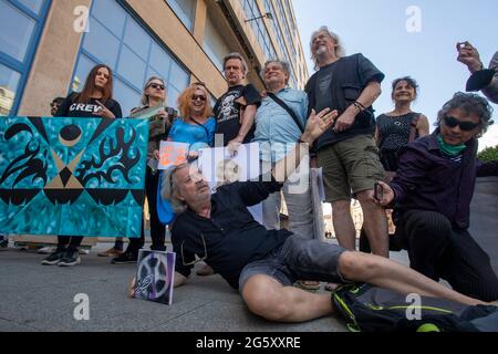 Prag, Tschechische Republik, 30. Juni 2021: Etwa zwanzig tschechische Künstler unter der Leitung von Jiri David (vor Ort) protestierten gegen das ungenutzte Potenzial der Nationalgalerie in Prag (NGP) auf dem Sitz der Galerie, dem Messepalast in Prag, Tschechische Republik, 30. Juni 2021, Und ihr "positiver Widerstand" wollte unter anderem auf die leeren Räume der Galerie verweisen. Die protestierenden Künstler, darunter Jaroslav Rona, Frantisek Skala, Veronika Holcova und Pavel Opocensky, brachten ihre Werke auf den Hof des Messepalastes und ließen einen Teil davon dort zurück. Quelle: CTK/Alamy Live News Stockfoto