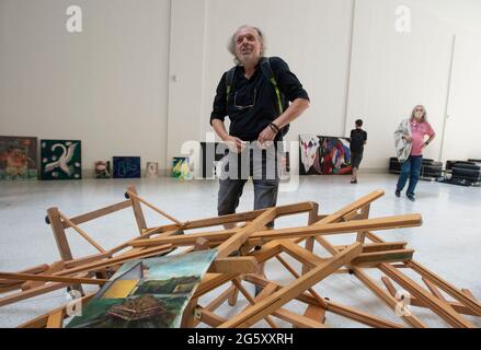 Prag, Tschechische Republik, 30. Juni 2021: Etwa zwanzig tschechische Künstler unter der Leitung von Jiri David protestierten gegen das ungenutzte Potenzial der Nationalgalerie in Prag (NGP) am Sitz der Galerie, dem Messepalast in Prag, Tschechische Republik, am 30. Juni 2021, und ihr "positiver Widerstand" wollte unter anderem auf die leeren Räume der Galerie hinweisen. Die protestierenden Künstler, darunter Jaroslav Rona, Frantisek Skala, Veronika Holcova und Pavel Opocensky, brachten ihre Werke auf den Hof des Messepalastes und ließen einen Teil davon dort zurück. Quelle: CTK/Alamy Live News Stockfoto