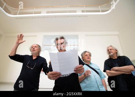 Prag, Tschechische Republik, 30. Juni 2021: Etwa zwanzig tschechische Künstler unter der Leitung von Jiri David protestierten gegen das ungenutzte Potenzial der Nationalgalerie in Prag (NGP) am Sitz der Galerie, dem Messepalast in Prag, Tschechische Republik, am 30. Juni 2021, und ihr "positiver Widerstand" wollte unter anderem auf die leeren Räume der Galerie hinweisen. Die protestierenden Künstler, darunter Jaroslav Rona, Frantisek Skala, Veronika Holcova und Pavel Opocensky, brachten ihre Werke auf den Hof des Messepalastes und ließen einen Teil davon dort zurück. Quelle: CTK/Alamy Live News Stockfoto