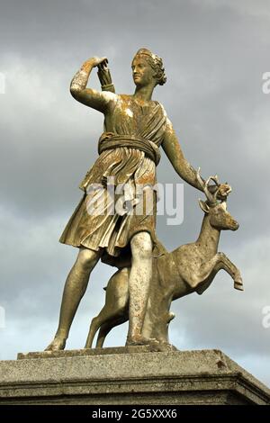 Eine Statue der mythologischen Jägerin Diana. Stockfoto