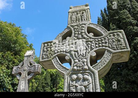 Westansicht des Muiredach-Kreuzes und Schnitzereien der Kreuzigung. Stockfoto